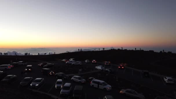 Uitzicht vanaf de top van de vulkaan haleakala op het eiland maui in hawaii — Stockvideo