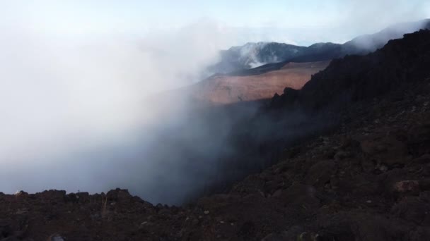 Clouds moving across the landscape from the summit of haleakala in maui hawaii — Stock Video