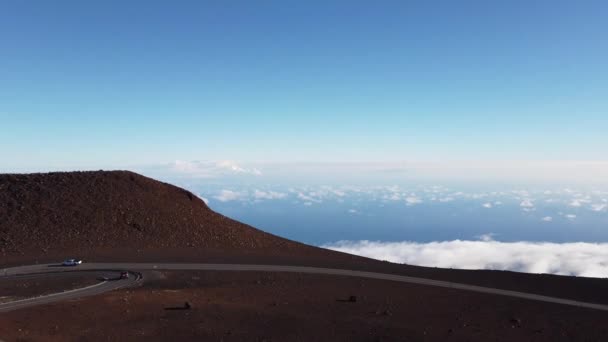 Nubes moviéndose a través del paisaje desde la cumbre de haleakala en Maui hawaii — Vídeos de Stock