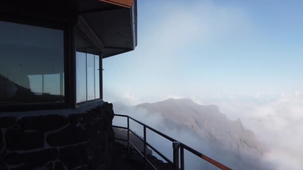 Nubes moviéndose a través del paisaje desde la cumbre de haleakala en Maui hawaii — Vídeo de stock