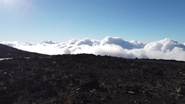 Облака движутся по ландшафту от вершины Haleakala на Мауи Гавайи — стоковое видео