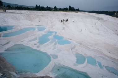 Pamukkale 'deki doğal travertin havuzları ve terasları. Hindi. Yüksek kalite fotoğraf