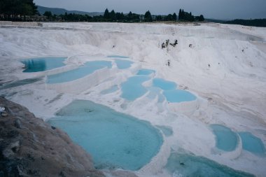 Pamukkale 'deki doğal travertin havuzları ve terasları. Hindi. Yüksek kalite fotoğraf