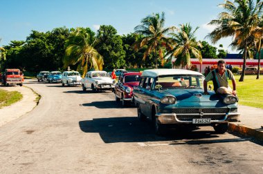 Küba - dec 2020 eski araba yolda. Yüksek kalite fotoğraf