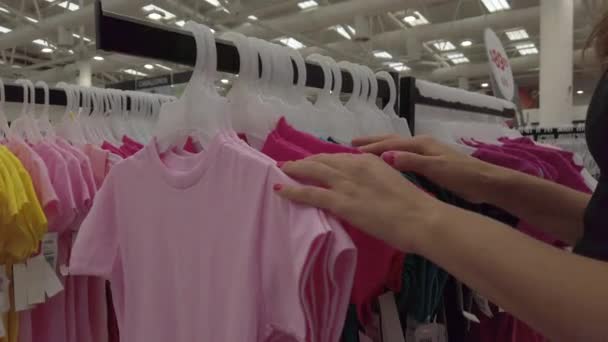 Chica Elige Una Camiseta Los Niños Tienda Imágenes Alta Calidad — Vídeos de Stock