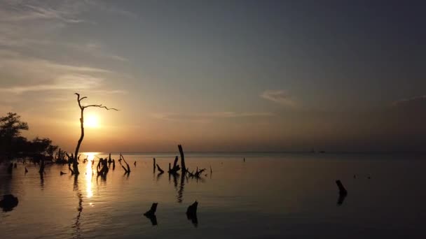 Por do sol na ilha Holbox no mar do Caribe do México — Vídeo de Stock