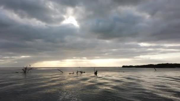 Por do sol na ilha Holbox no mar do Caribe do México — Vídeo de Stock