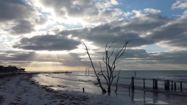 Răsărit și apus de soare pe insula Holbox din Marea Caraibelor din Mexic — Videoclip de stoc