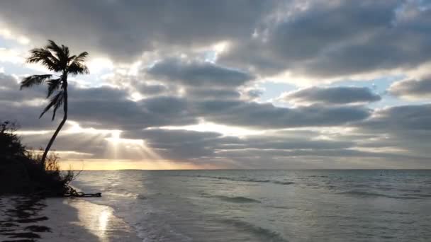 Por do sol na ilha Holbox no mar do Caribe do México — Vídeo de Stock