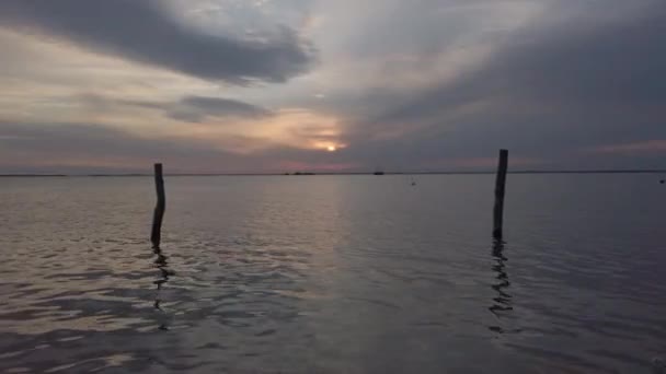 Por do sol na ilha Holbox no mar do Caribe do México — Vídeo de Stock