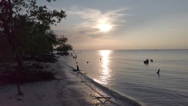 Puesta de sol en la isla Holbox en el mar Caribe de México — Vídeos de Stock