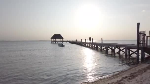 Praia pôr do sol na ilha Holbox no mar caribenho do México — Vídeo de Stock