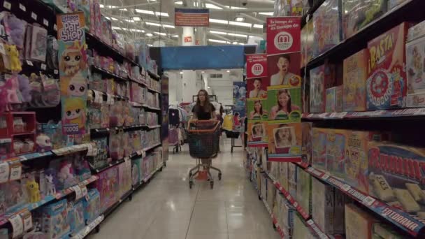 Meisje Kiest Kinderspeelgoed Supermarkt — Stockvideo