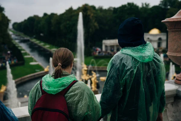 俄罗斯彼得霍夫 2021年8月 宫殿公园 参观圣彼得堡地标的游客 高质量的照片 — 图库照片