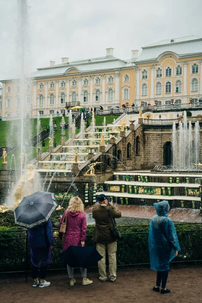 Peterhof Rusia Agosto 2021 Parque Del Palacio Turistas Visitando Punto — Foto de Stock