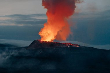 Fagradalsfjall, İzlanda - Haziran 2021: İzlanda, Reykjavik yakınlarında volkan patlaması. Yüksek kalite fotoğraf
