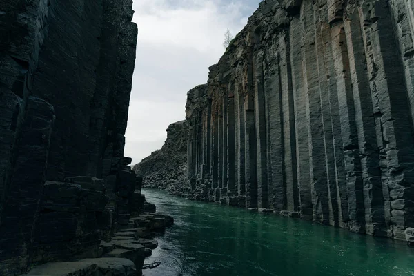 Den Gröna Floden Genom Studlagil Canyon Island Högkvalitativt Foto — Stockfoto