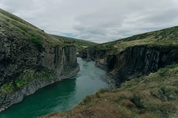 Zielona Rzeka Przez Kanion Studlagil Islandia Wysokiej Jakości Zdjęcie — Zdjęcie stockowe