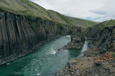 İzlanda, Studlagil Kanyonu 'ndan geçen Yeşil Nehir. Yüksek kalite fotoğraf