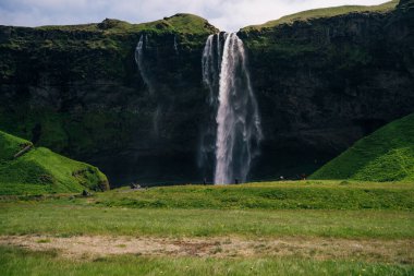 Seljalandsfoss, İzlanda 'nın güneyinde güzel ve turistik bir şelale. Yüksek kalite fotoğraf