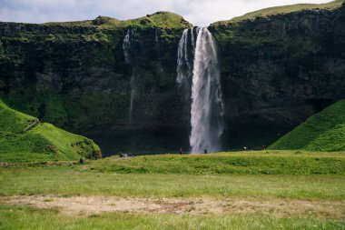 Seljalandsfoss, İzlanda 'nın güneyinde güzel ve turistik bir şelale. Yüksek kalite fotoğraf