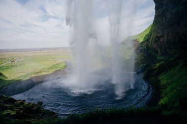 Seljalandsfoss, İzlanda 'nın güneyinde güzel ve turistik bir şelale. Yüksek kalite fotoğraf