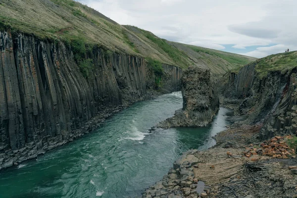 İzlanda, Studlagil Kanyonu 'ndan geçen Yeşil Nehir. Yüksek kalite fotoğraf