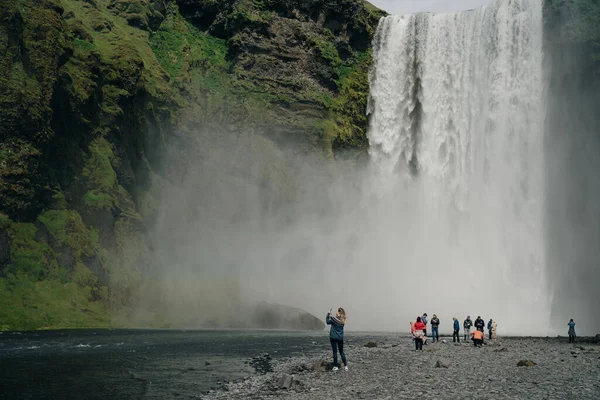 Καταρράκτης Skogarfoss Στη Νότια Ισλανδία Τουρίστες Υψηλής Ποιότητας Φωτογραφία — Φωτογραφία Αρχείου