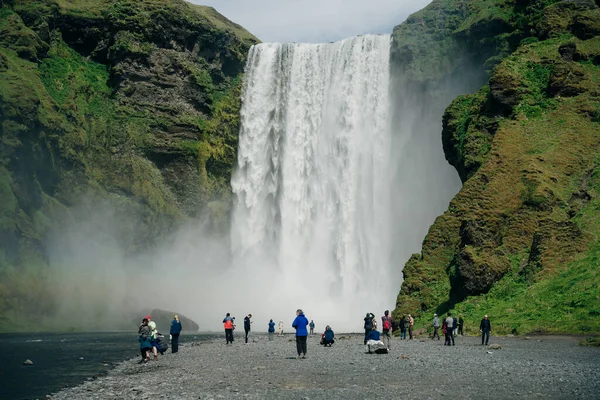 Wodospad Skogarfoss Południowej Islandii Turystami Wysokiej Jakości Zdjęcie — Zdjęcie stockowe