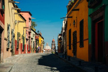 SAN MIGUEL DE ALLENDE, MEXICO - Aralık 2019 San Miguel De Allende Caddesi Görünümü.