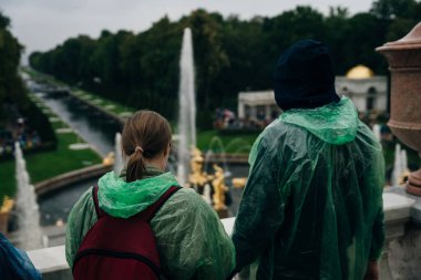Peterhof, Rusya: Ağustos, 2021 - Saray Parkı. St. Petersburg 'un simgesini ziyaret eden turistler. Yüksek kalite fotoğraf