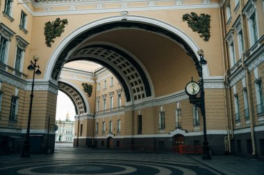 Saint Petersburg, Rusya - Şubat 2021: Saray Meydanı ve Kış Sarayı (The Hermitage) Yüksek kalite fotoğraf