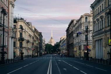 Meşhur Nevsky Prospect 'in gündoğumu, Saint Petersburg, Rusya - Ağustos, 2021. Yüksek kalite fotoğraf