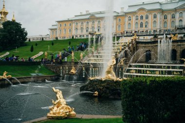 Büyük Peterhof Sarayı 'na ev sahipliği yapan Petergof. Saint Petersburg, Rusya - 2021