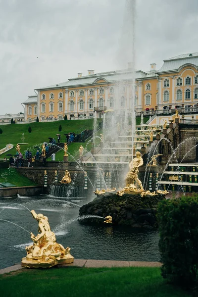 Petergof, que abriga o Grande Palácio de Peterhof. São Petersburgo, Rússia - 2021 — Fotografia de Stock