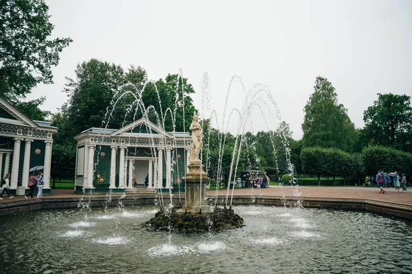SaINT PETERSBURG, RUSSIA JULY, 2021：下部公园的全景平台，有瀑布喷泉 — 图库照片