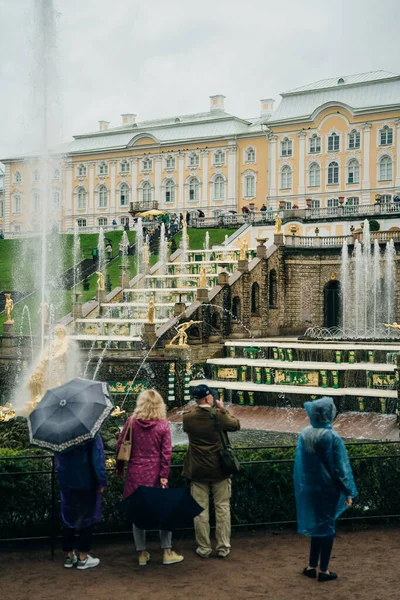 Петергоф, Россия: август 2021 года - дворцовый парк. Туристы, посетившие достопримечательность Санкт-Петербурга. — стоковое фото