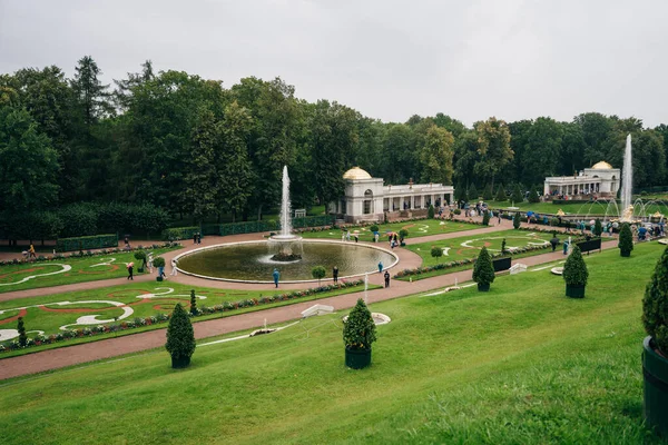 SAINT PETERSBURG, RÚSSIA JULHO, 2021: plataforma panorâmica no parque inferior com fontes em cascata — Fotografia de Stock