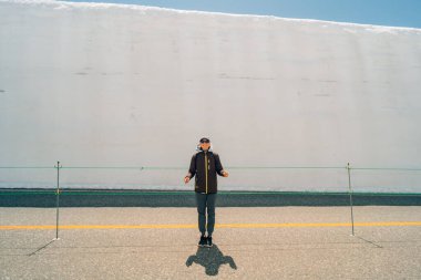 Nakaniikawa, Toyama, Japonya - 3 Mayıs 2025 Yuki-no-Otani, Tateyama 'daki Kar Duvarı. Yüksek kalite fotoğraf