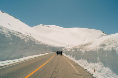 Nakaniikawa, Toyama, Japonya - 3 Mayıs 2025 Yuki-no-Otani, Tateyama 'daki Kar Duvarı. Yüksek kalite fotoğraf