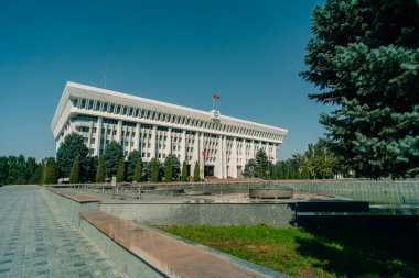 Bishkek, Kırgızistan - 10 Haziran 2025 Büyük Yönetim Binası. Yüksek kalite 4k görüntü