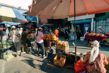 Bishkek, Kırgızistan - 2 Eylül 2025 Osh Çarşısı, Bishkek. Yerel ürünlerle dolu büyük bir pazar. Yüksek kalite fotoğraf