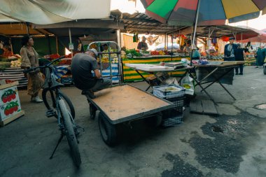 Bishkek, Kırgızistan - 2 Eylül 2025 Osh Çarşısı, Bishkek. Yerel ürünlerle dolu büyük bir pazar. Yüksek kalite fotoğraf