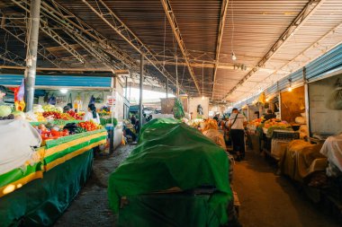 Bishkek, Kırgızistan - 2 Eylül 2025 Osh Çarşısı, Bishkek. Yerel ürünlerle dolu büyük bir pazar. Yüksek kalite fotoğraf