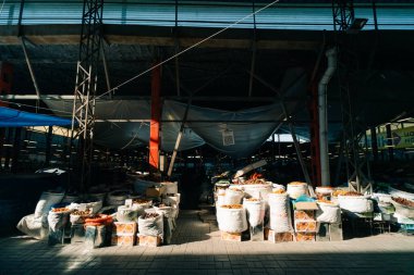 Bishkek, Kırgızistan - 2 Eylül 2025 Osh Çarşısı, Bishkek. Yerel ürünlerle dolu büyük bir pazar. Yüksek kalite fotoğraf