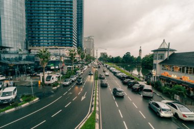 Gürcistan, Batumi, Batumi 'de Şerif Khimshiashvili Caddesi' ndeki yaya köprüsü altında 28.08.2025 Ring trafiği. Yüksek kalite fotoğraf