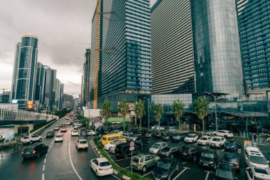 Gürcistan, Batumi, Batumi 'de Şerif Khimshiashvili Caddesi' ndeki yaya köprüsü altında 28.08.2025 Ring trafiği. Yüksek kalite fotoğraf