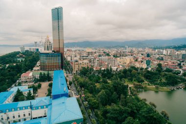 BATUMI, GE - 30 Ağustos 2025 Batumi sahilindeki şehir binalarından önce New Boulevard 'ın havadan görünüşü. Yüksek kalite fotoğraf