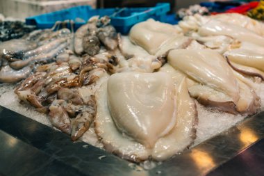 Valencia, İspanya 04: 07 2025 Valencia 'daki Mercado Central' ın içi taze ürün alışverişi yapan insanlarla dolu. Yüksek kalite fotoğraf