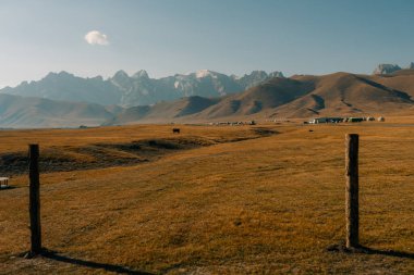 Nehir Kel-Suu sıradağlarından geliyor, Kurumduk vadisi, Naryn ili, Kırgızistan, Orta Asya. Yüksek kalite fotoğraf